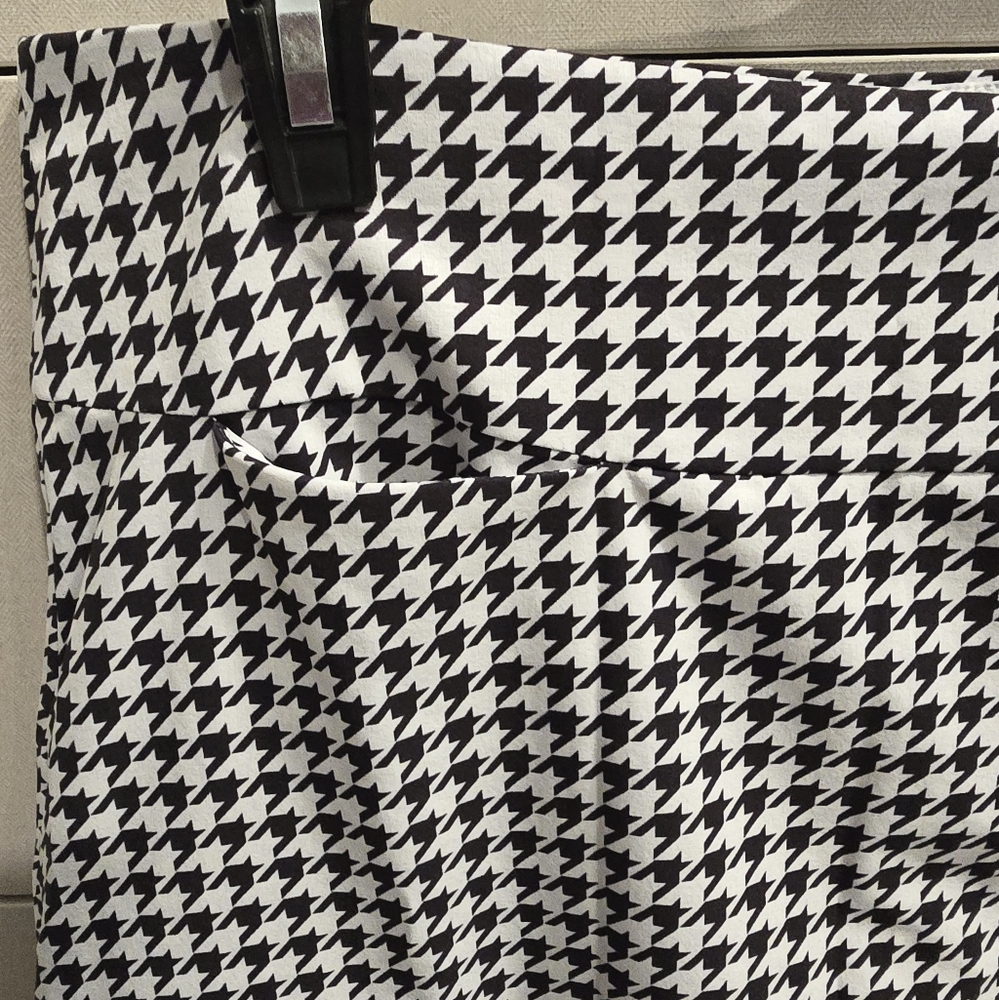 Golftini Houndstooth Black and White Skirt - Picture 2 of 5